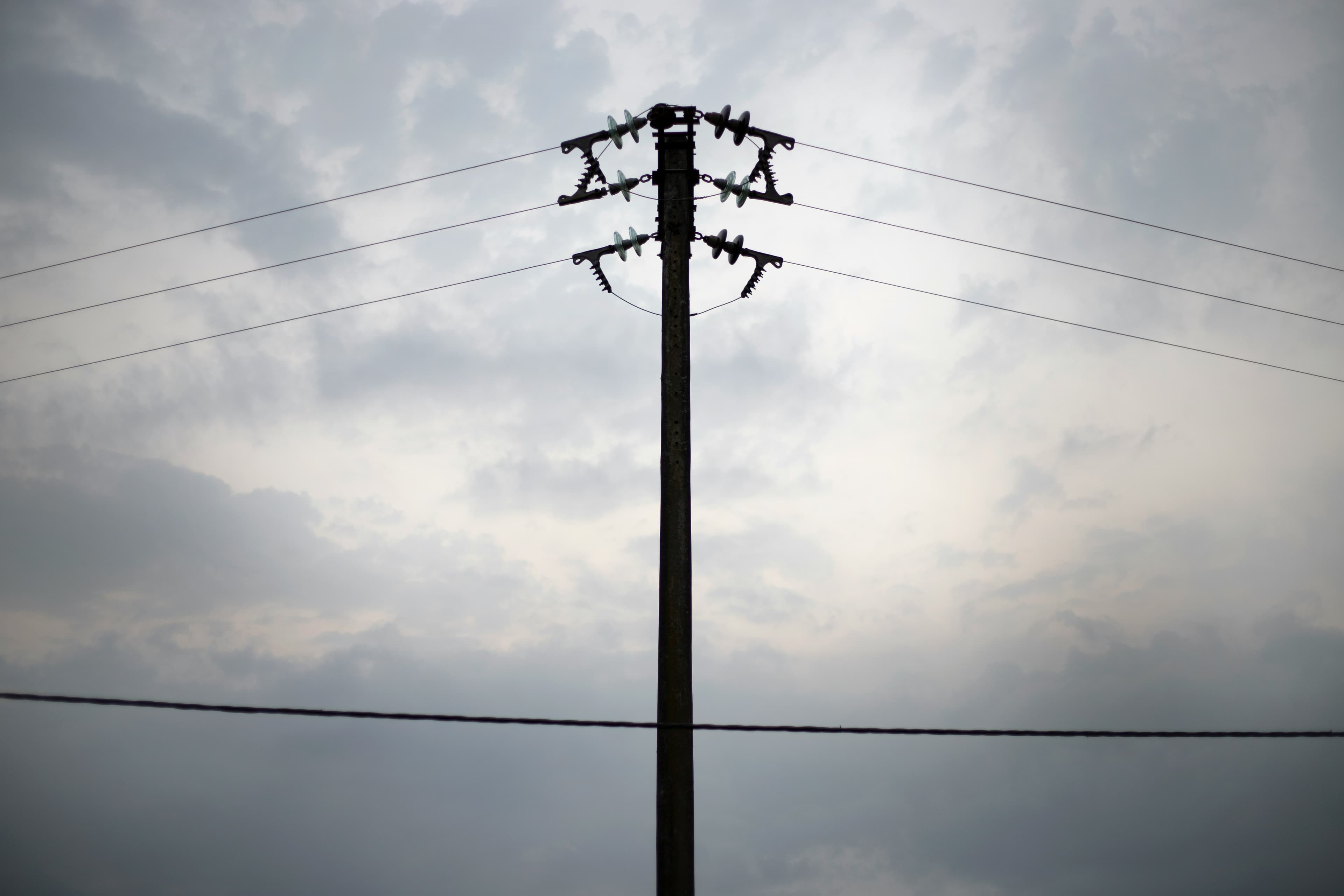 Ilustração de uma família economizando na conta de luz com a Tarifa Social