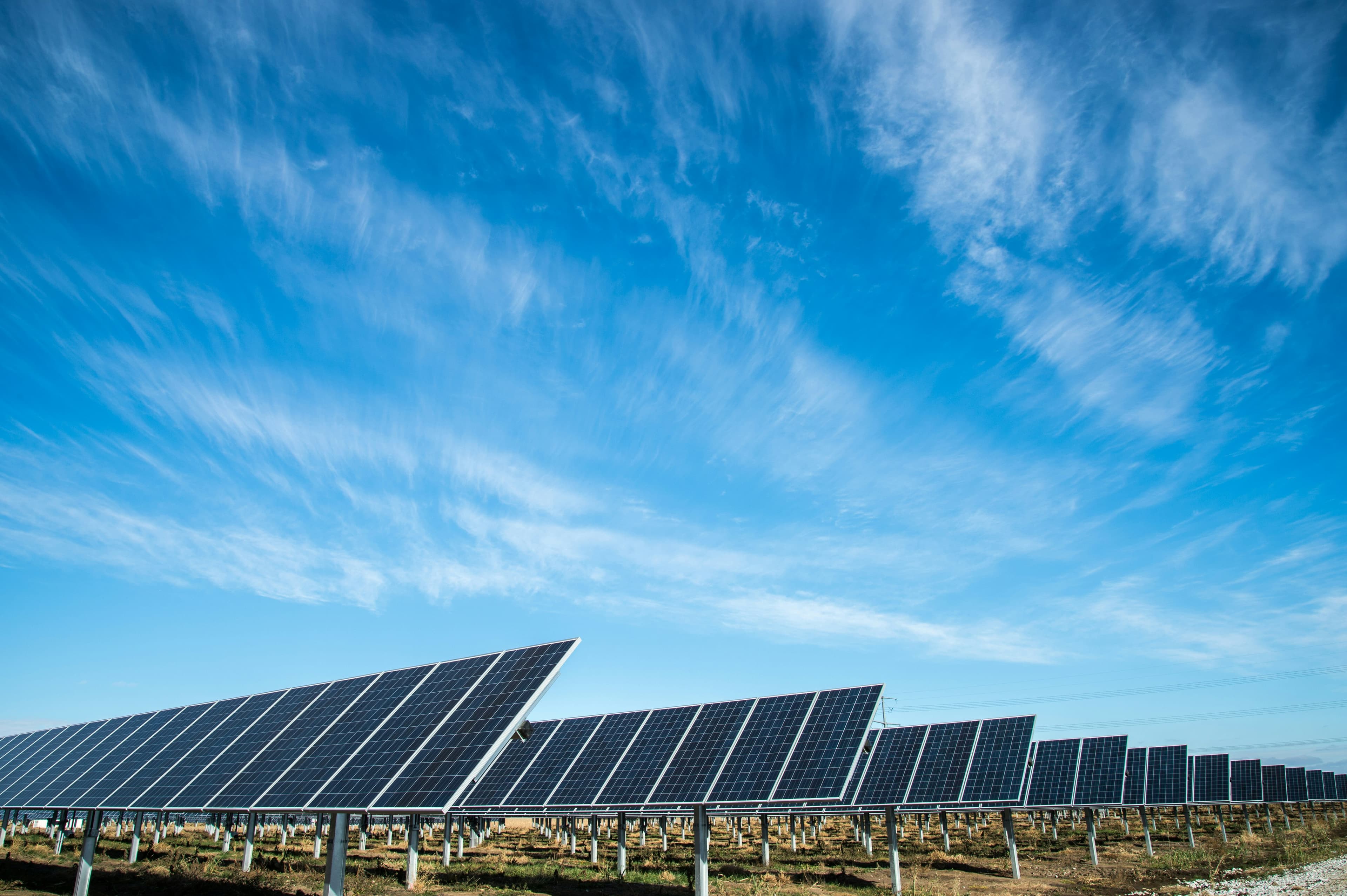 Vista aérea de uma instalação de painéis solares em telhado residencial