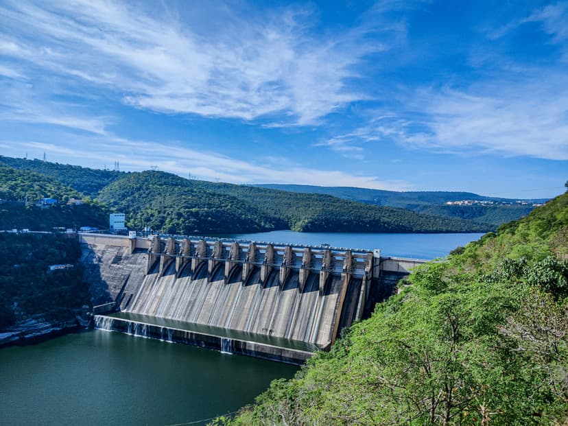 Represa hidrelétrica vista de cima com lago e barragem